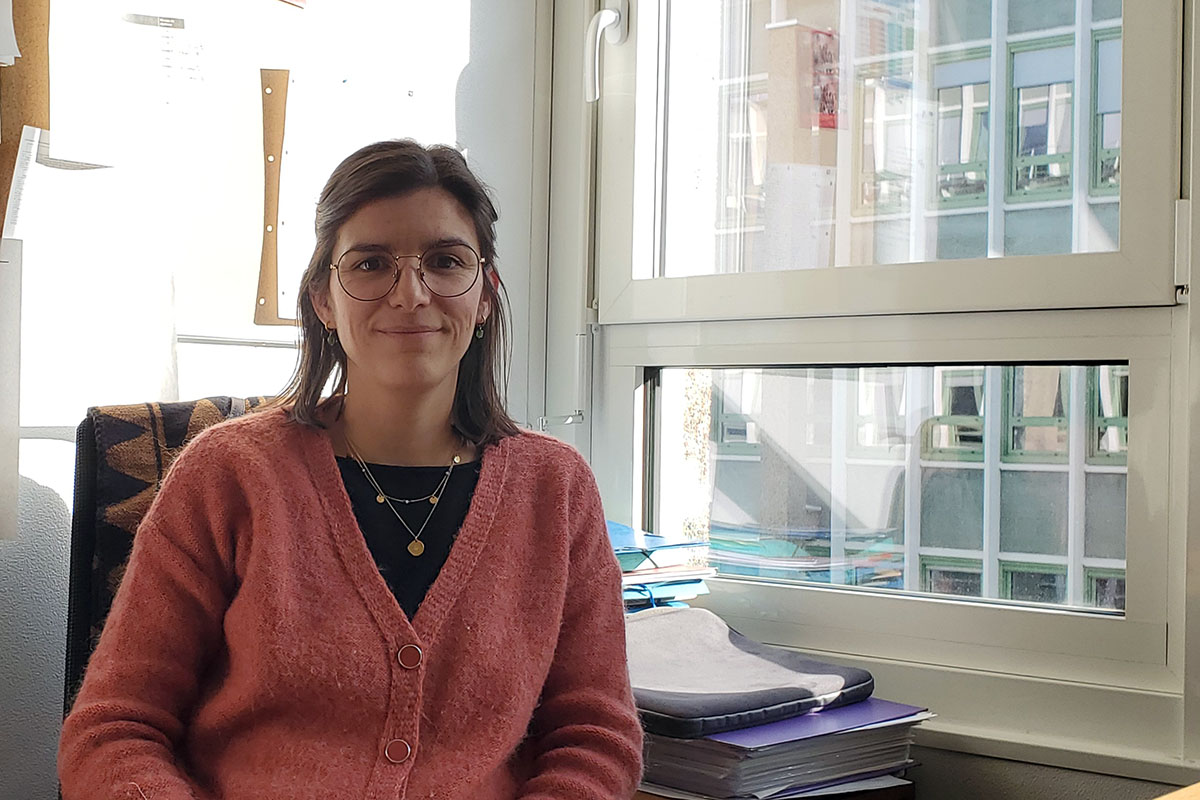 Une femme à son bureau