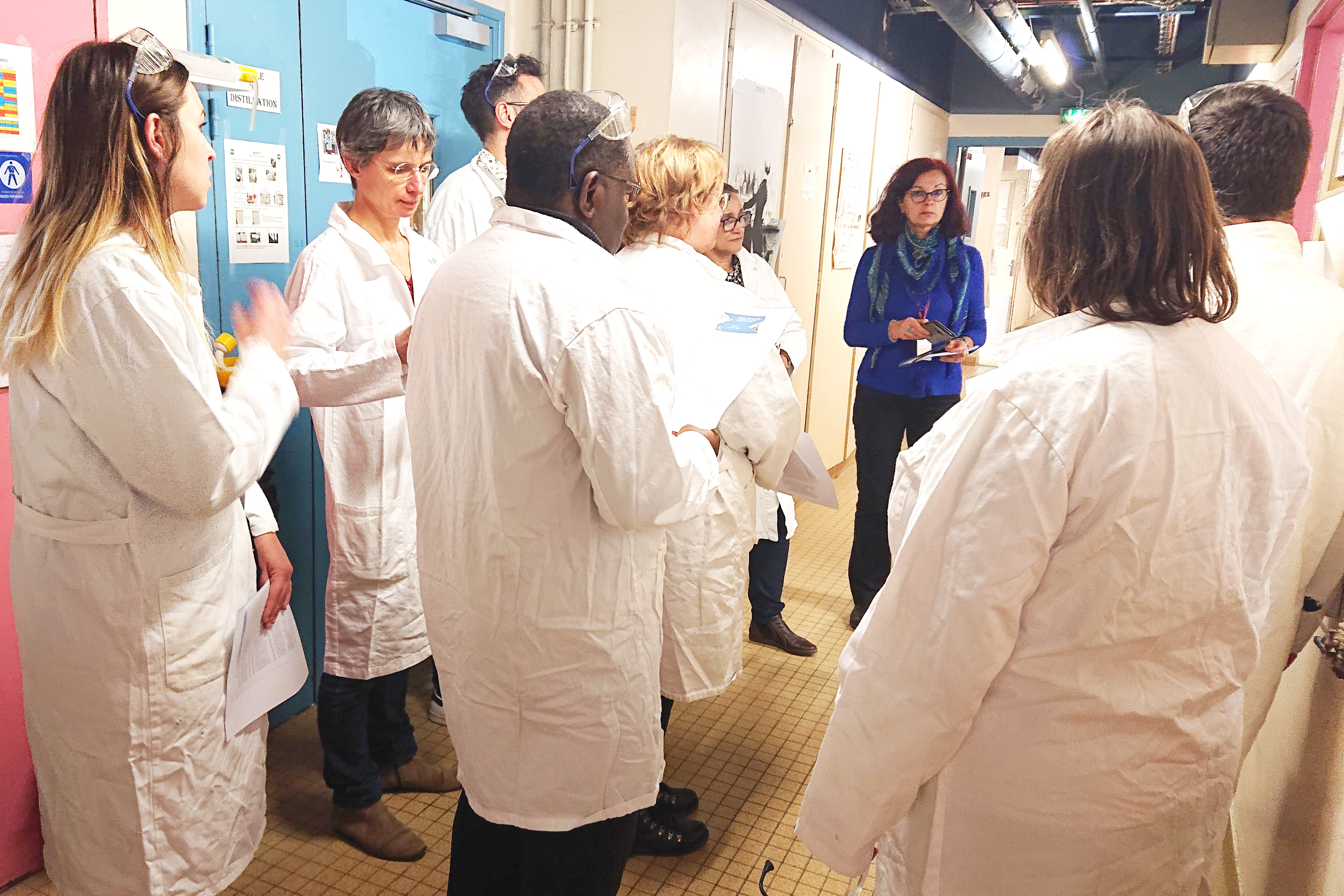 groupe de professeurs des écoles dans un laboratoire CNRS