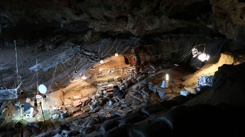 vue de haut de la grotte fouillée