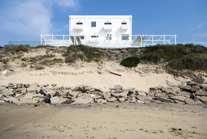 Dispositif d'enrochement mis en place sur la plage de Biscarrosse