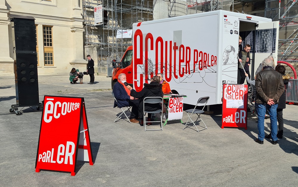 camionnette-laboratoire stationnée devant le château de Villers-Cotterêts