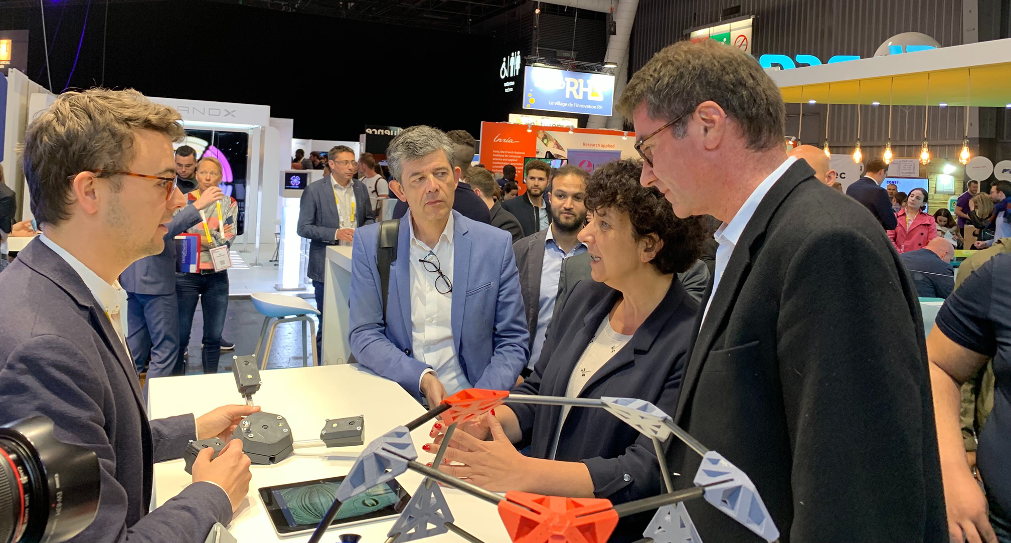 Présentation d’un prototype par un porteur de projet RISE au salon Vivatech en présence de la ministre Frédérique Vidal et de Jean-Luc Moullet, DGDI du CNRS.