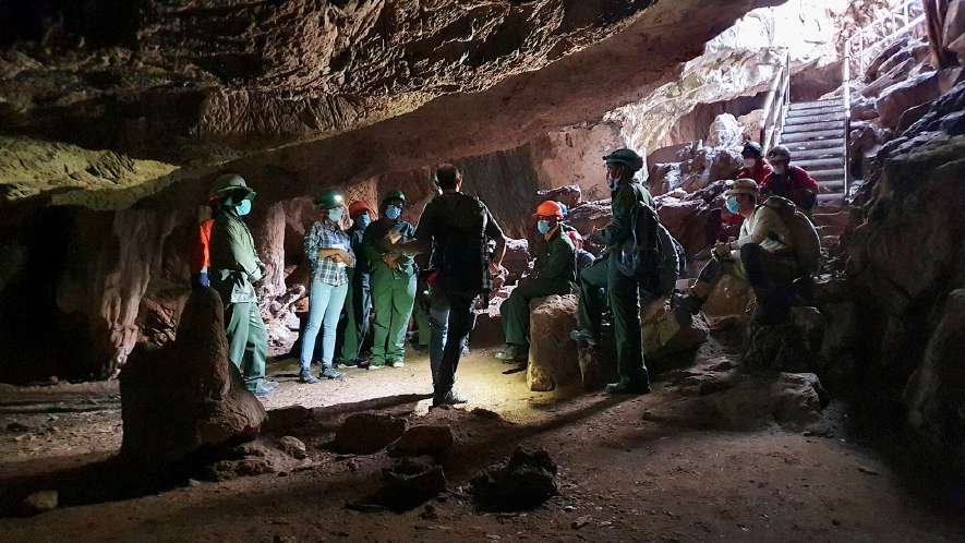 Scientifiques dans une large grotte