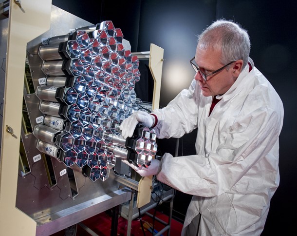 ingénieur travaillant à la construction d'un instrument