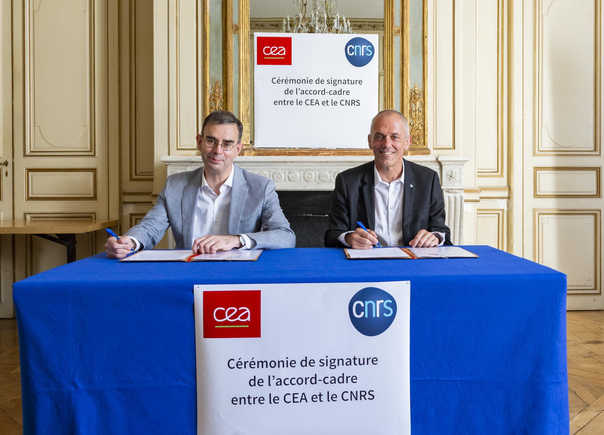 A. Petit et F. Jacq signant la convention