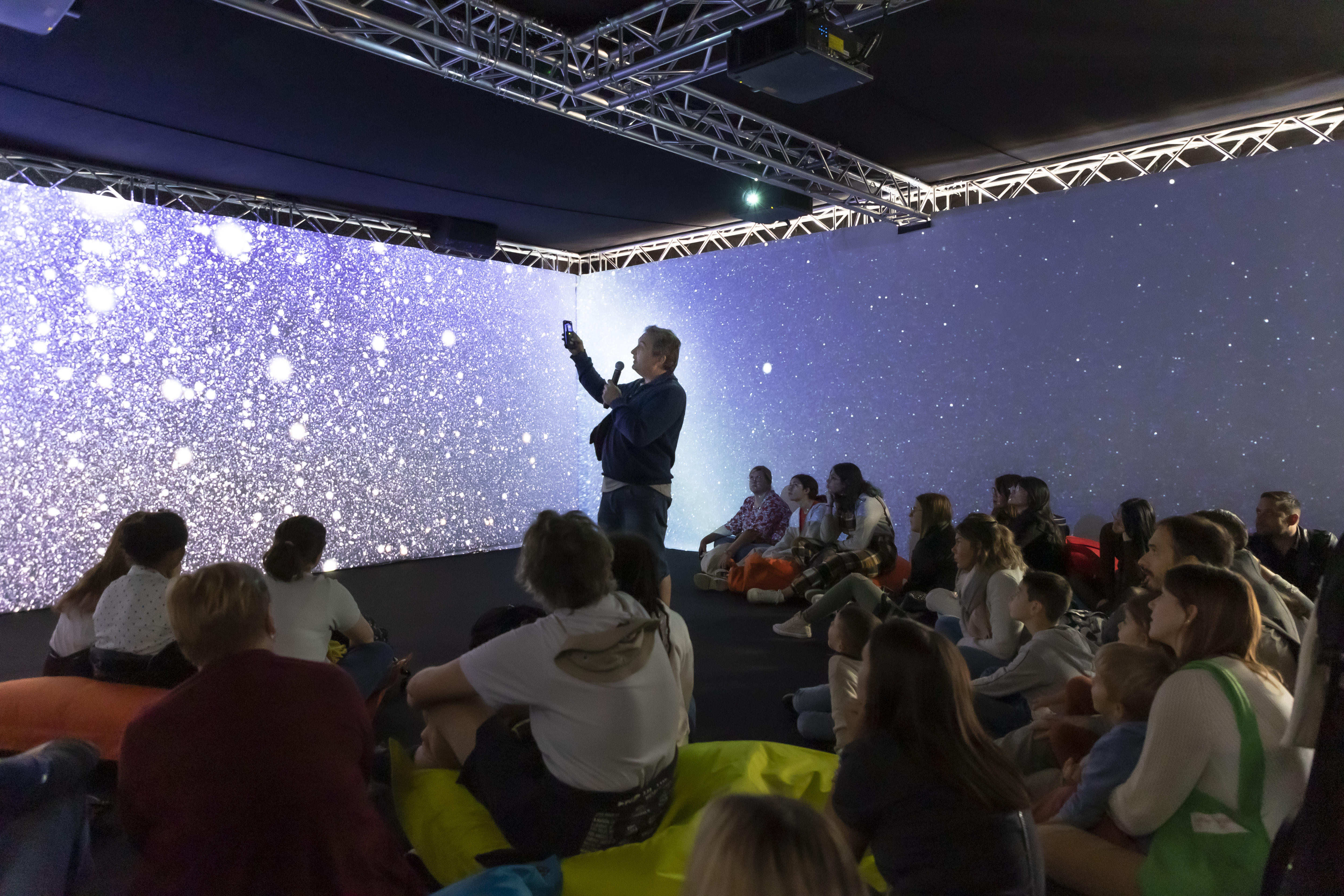 Une conférence immersive, l'un des quatre formats des Échappées inattendues. © Yud POURDIEU LE COZ / CNRS