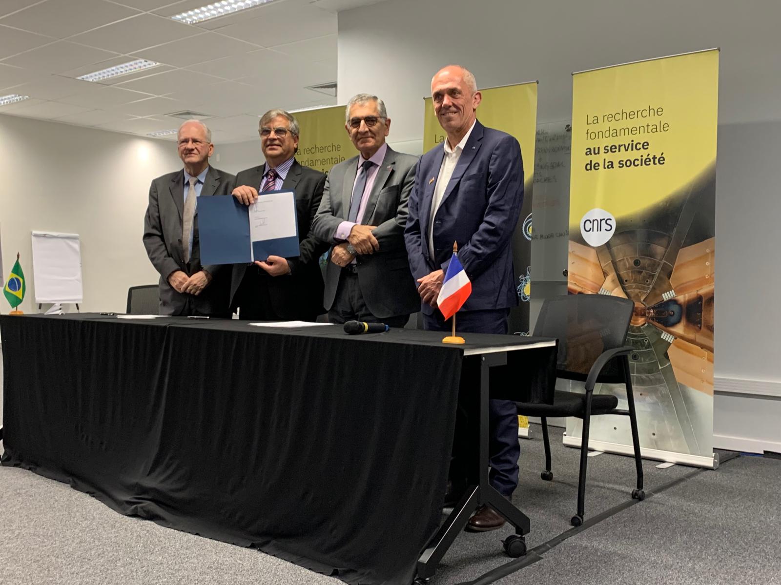 Signing of agreements between CNRS, USP and Fapesp