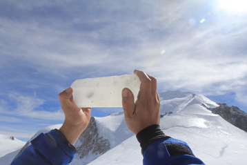 Opérations de forage au col du Dôme, à 4250 m, dans le massif du Mont-Blanc, dans les Alpes. Carotte retirée à 120 m de profondeur : la présence d'un fragment de roche indique que le socle rocheux est atteint.