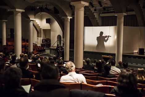 Le public évalue différentes paires de violons, systématiquement constituées d'un Stradivarius et d'un violon récent.