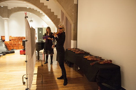 Sélection des violons récents pour un test d'écoute visant à comparer 3 Stradivarius et 3 violons récents, à la Cooper Union, à New York.