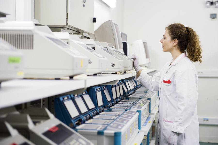 Scientifique pratiquant un test PCR