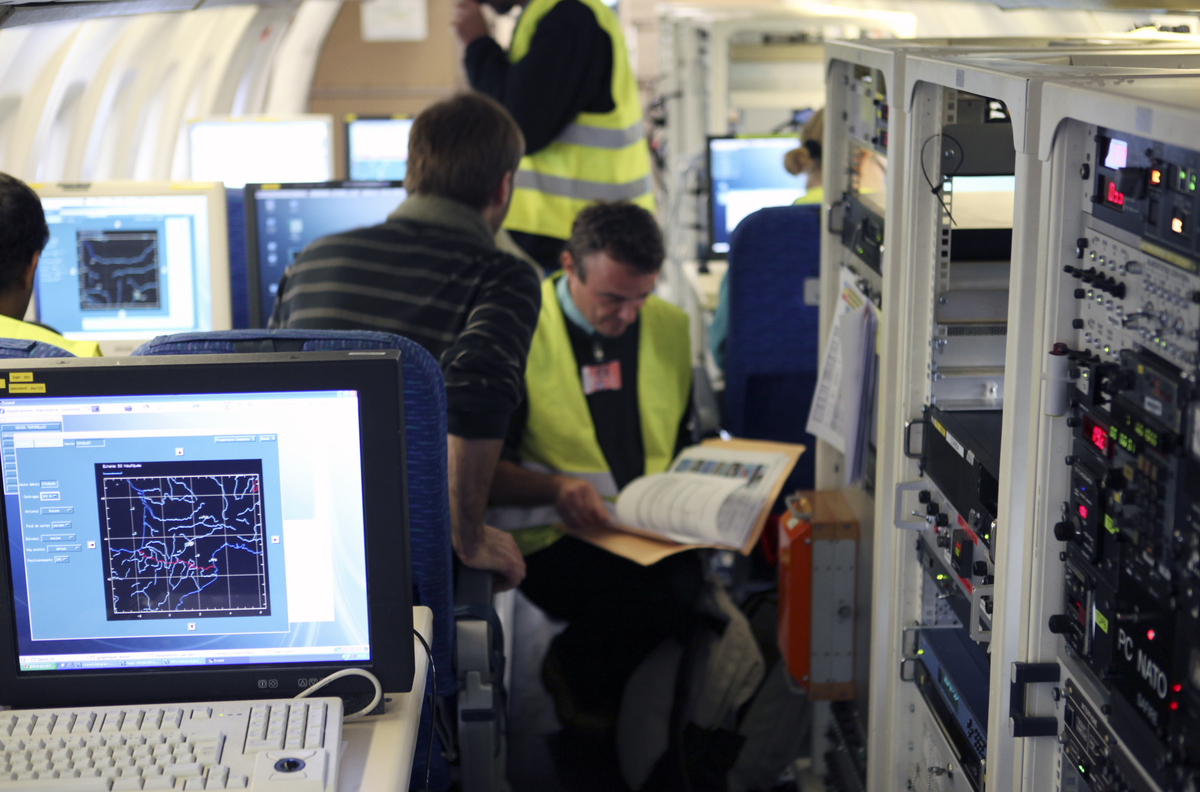 intérieur d'un avion équipé de baies informatiques et d'ordinateurs