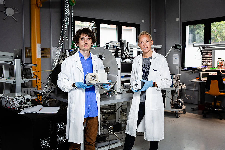 Ane Aanesland et Dmytro Rafalskyi, les deux fondateurs de la start-up francilienne "ThrustMe" avec deux modèles de systèmes à propulsions qu’ils ont développés et commercialisent. © Frédérique PLAS / THRUSTME / CNRS Photothèque