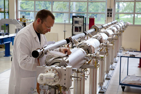 Montage du système de distribution d'hélium cryogénique