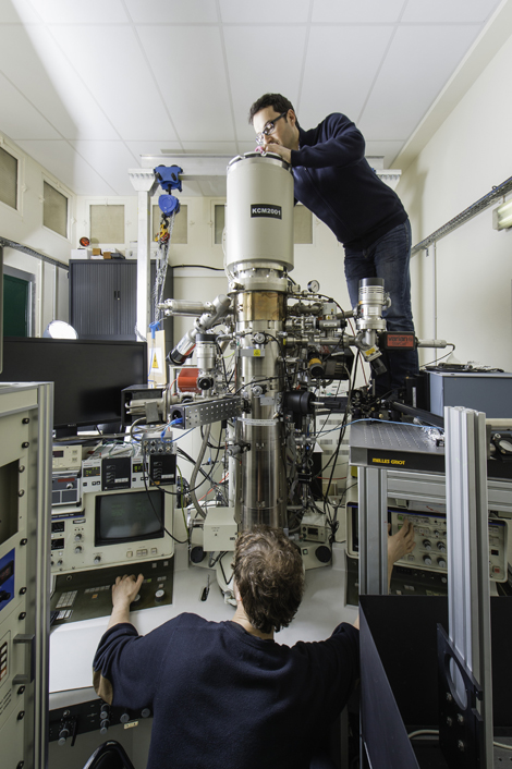 CEMES researchers handling the prototype of the ultrafast coherent ultrafast TEM microscope.