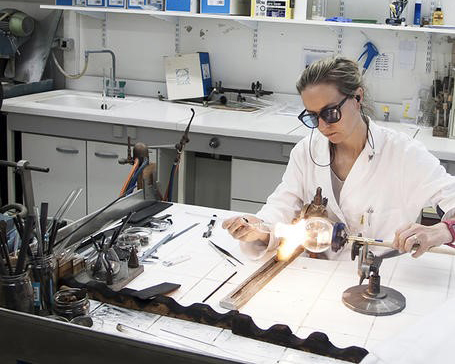 A glassblower at work. © ISCR