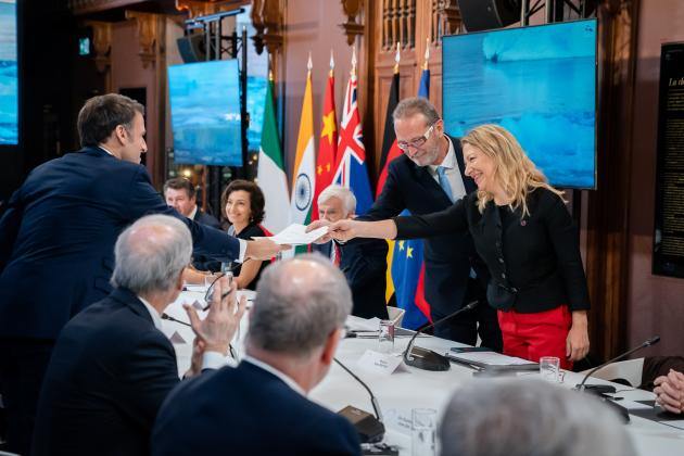 Antje Boetius and Jérôme Chapellaz present the scientific report to the French President Emmanuel Macron