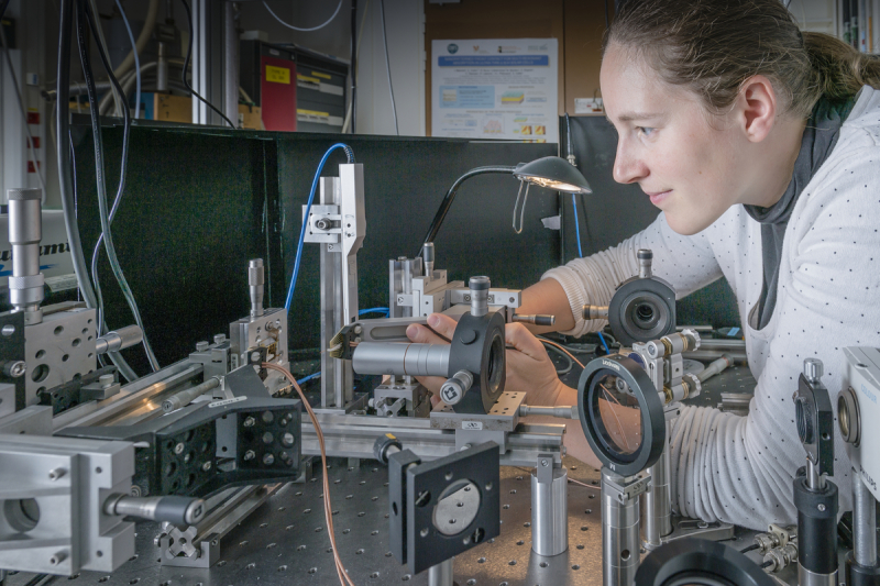 Optoelectronic characterization of a photovoltaic cell at C2N