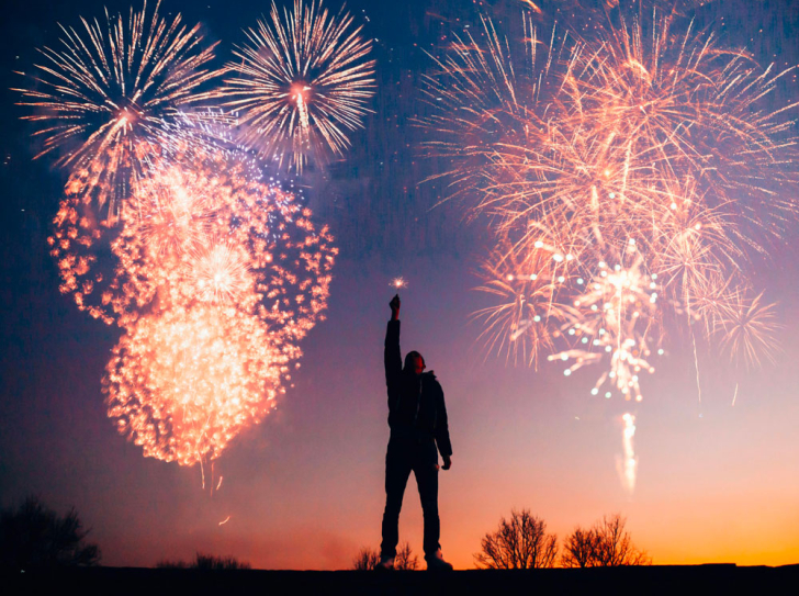 Silhouette devant un feu d'artifice