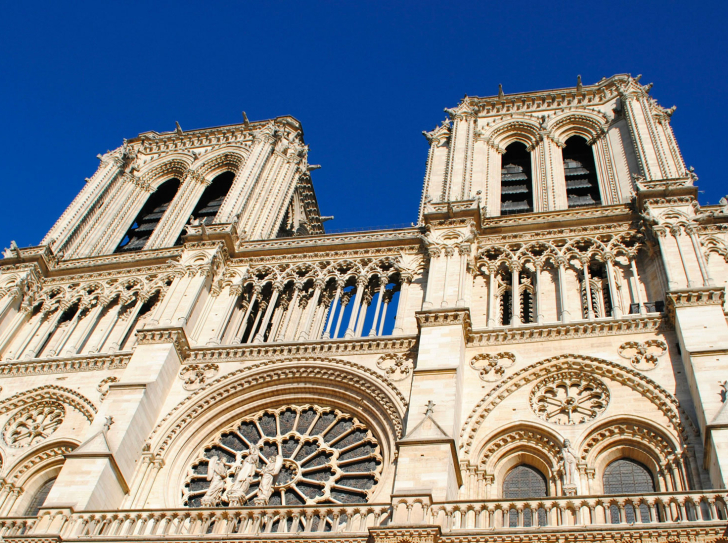 La cathédrale Notre-Dame de Paris vue du dessous