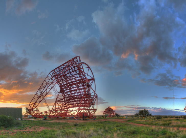 Couché de soleil sur quatre télescope de l'expérience HESS-II (High Energy Stereoscopic System) 