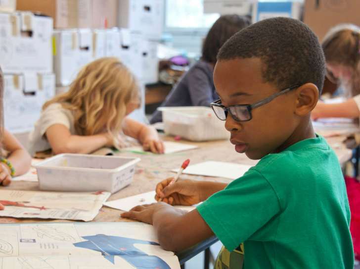 enfants qui travaillent sur table à l'école primaire