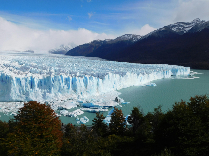 Permafrost et fonte des glaces dans un paysage de montagne