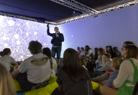 Un chercheur lors d'une conférence immersive des Echappées inattendues