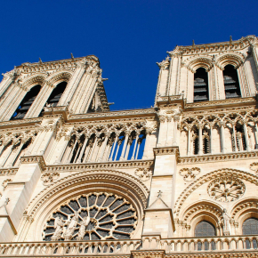 La cathédrale Notre-Dame de Paris vue du dessous