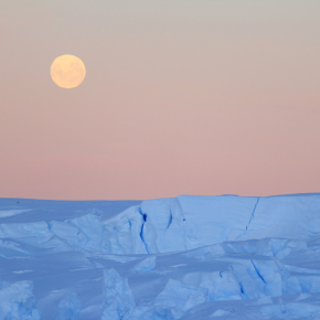 Lever de Lune au-dessus du glacier de l'Astrolabe, en Antarctique