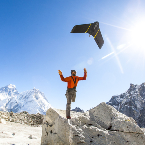 Lancement d'un drone sur le glacier du Changri-Nup, au Népal