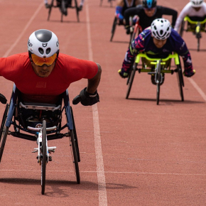 Des athlètes paralympiques en fauteuil sur la ligne de départ