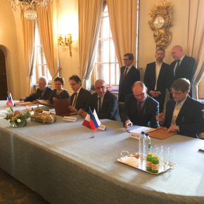 Signature de l'accord portant sur la création du Centre Poncelet à Moscou © CNRS